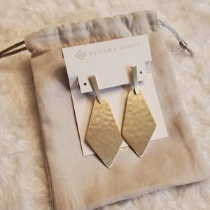 Kendra Scott Gia Drop earrings!